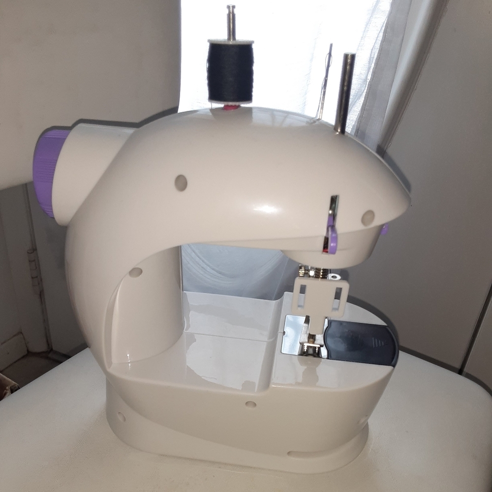 Sewing machine - Picture 3 of 4